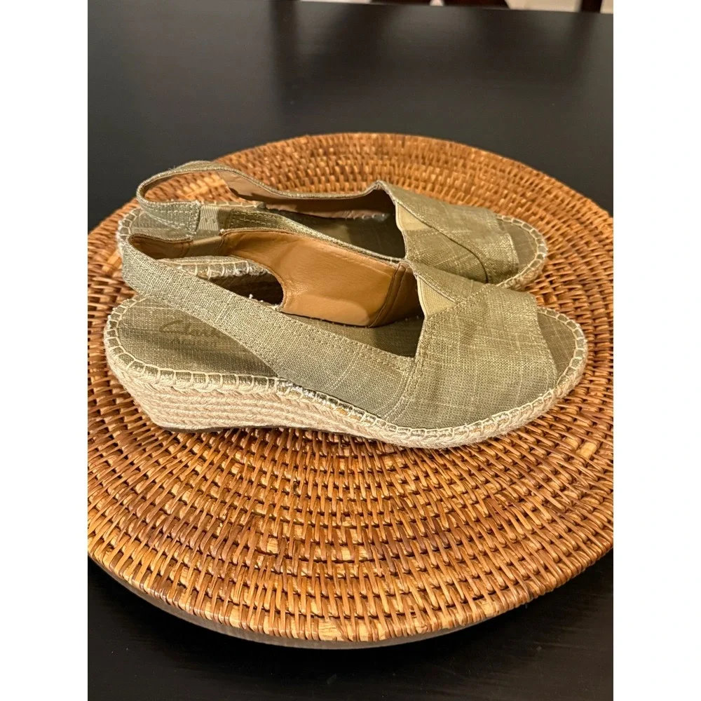Clarks Artisan Petrina Gaia Sage Green Metallic Espadrille Wedge Sandals 8.5M